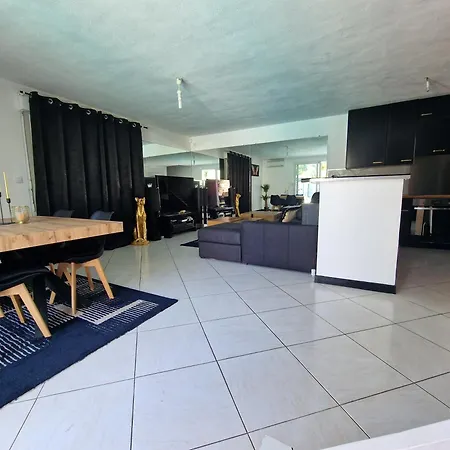 Casa vacanze Maison Avec Piscine Privée Chauffée 9x4m Clim Tv Grand Ecran Location Saisonnière De été Proche Et Centre Sud Montpellier Lattes