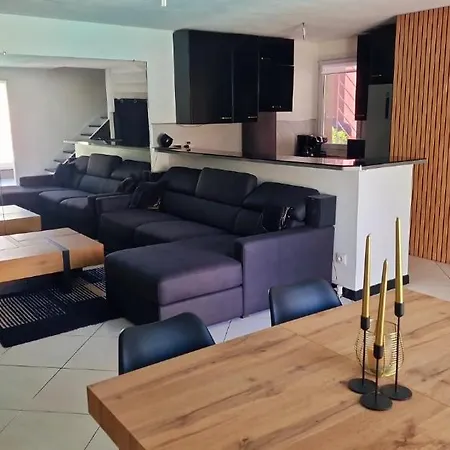 Casa vacanze Maison Avec Piscine Privée Chauffée 9x4m Clim Tv Grand Ecran Location Saisonnière De été Proche Et Centre Sud Montpellier Lattes