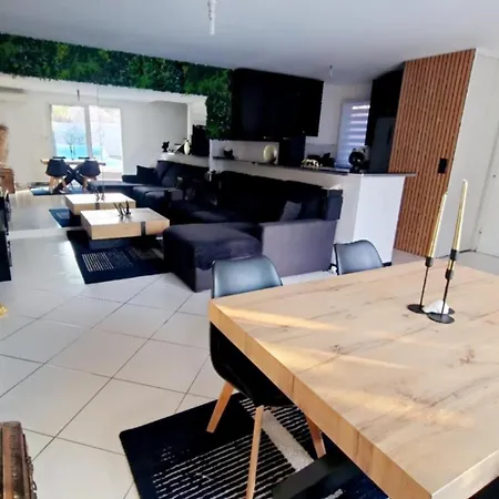 Casa vacanze Maison Avec Piscine Privée Chauffée 9x4m Clim Tv Grand Ecran Location Saisonnière De été Proche Et Centre Sud Montpellier Lattes